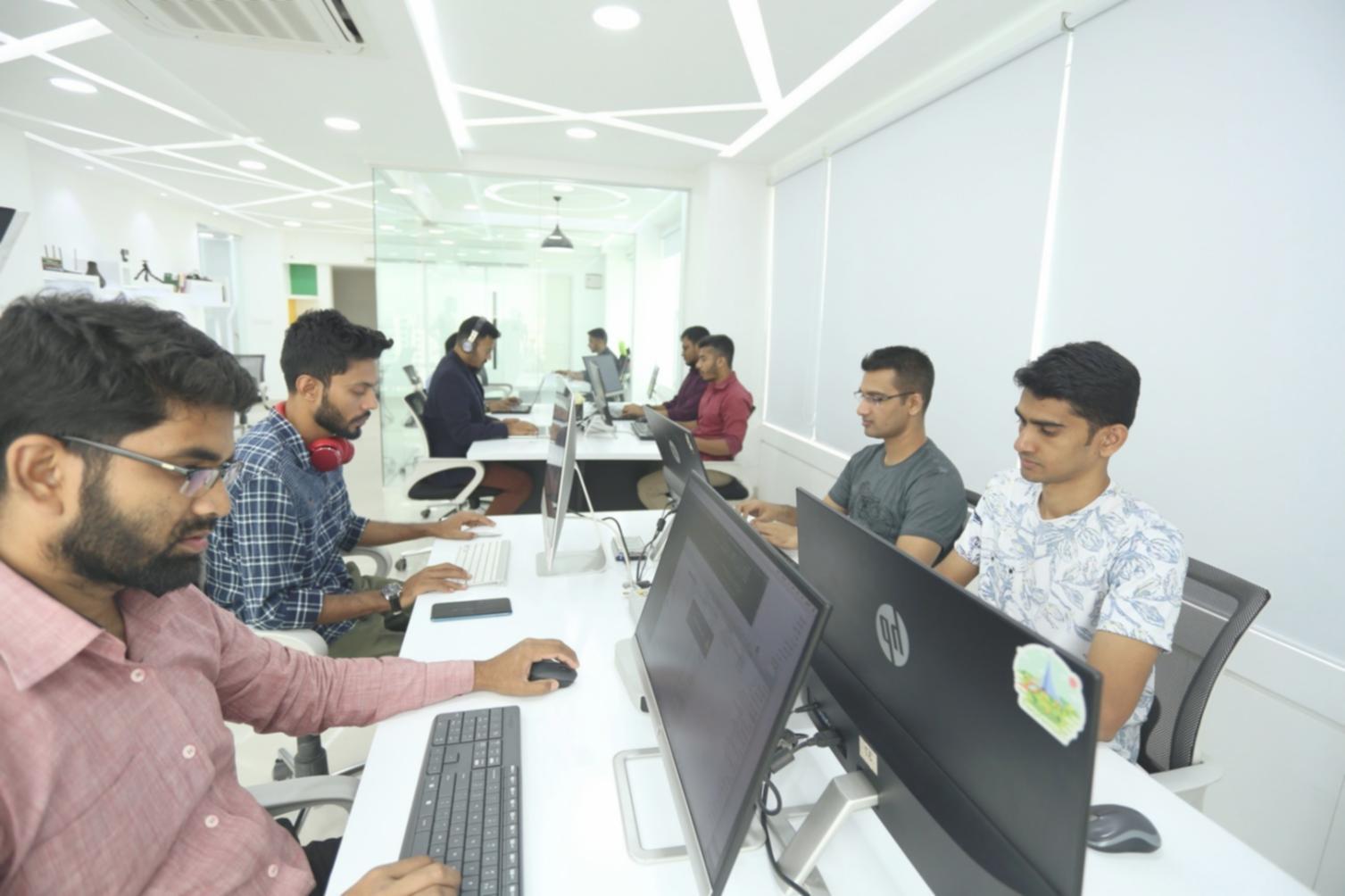 Collaborative learning environment with mentor guidance